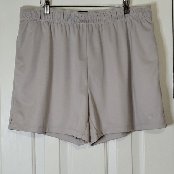 * Nike Women's MidRise DriFIT Attack Foldover Training Shorts Light Grey Size XL - Picture 5 of 15